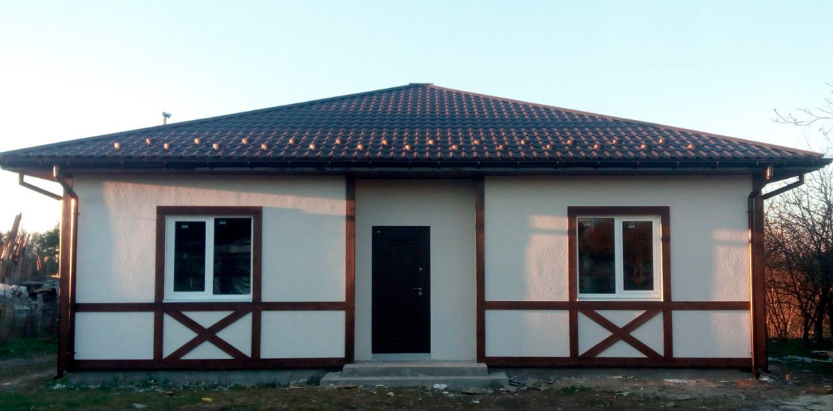 KD-212. Каркасный дом размером 11×11 м с верандой 7.5×3 м